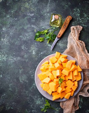 Beton zemin üzerine ham doğranmış kabak