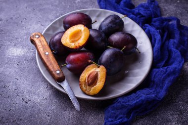 Beton zemin üzerine taze tatlı Erik