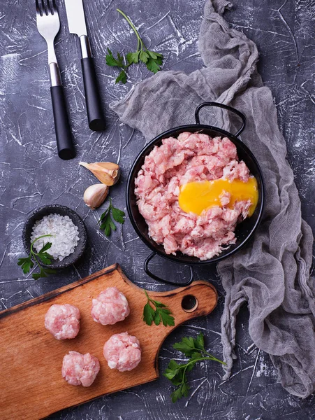 Daging cincang dengan rempah-rempah dan kuning telur mentah — Stok Foto