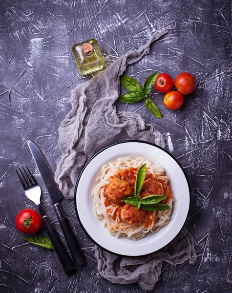 Pasta de espaguetis con albóndigas y salsa de tomate . —  Fotos de Stock