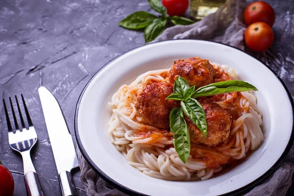 Pasta de espaguetis con albóndigas y salsa de tomate . — Foto de Stock