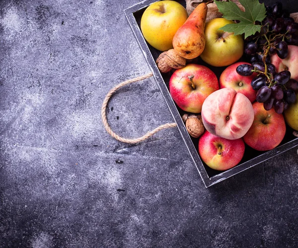 Frutas frescas. Manzanas, peras, uvas y melocotones —  Fotos de Stock