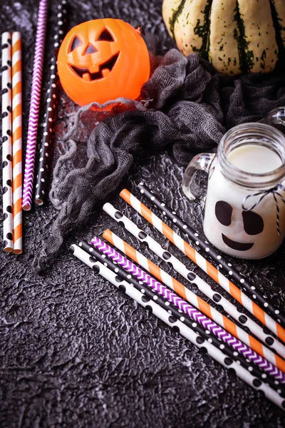 Красочные праздничные полосатые бумажные соломинки и Хэллоуин декор — стоковое фото