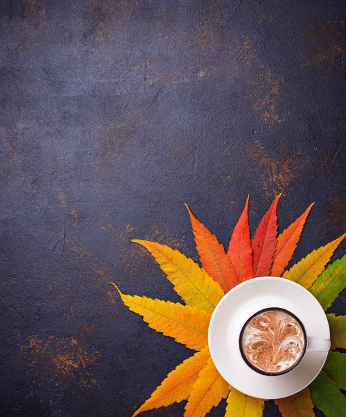 Jesienne tło z liści i filiżankę kawy. — Zdjęcie stockowe