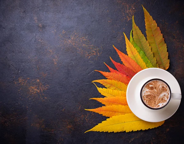 Herfst achtergrond met bladeren en kopje koffie. — Stockfoto