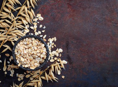 Yulaf gevreği ve paslı arka plan üzerinde spikelets