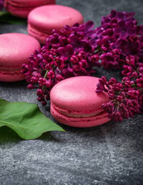 Pembe macaroons ve leylak.