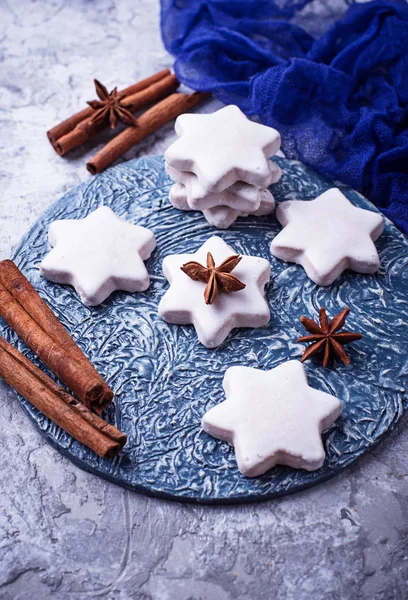Biscoitos de gengibre em forma de estrela — Fotografia de Stock