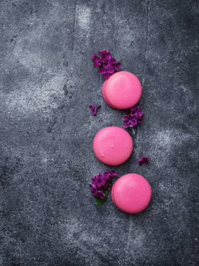 Pembe macaroons ve leylak.