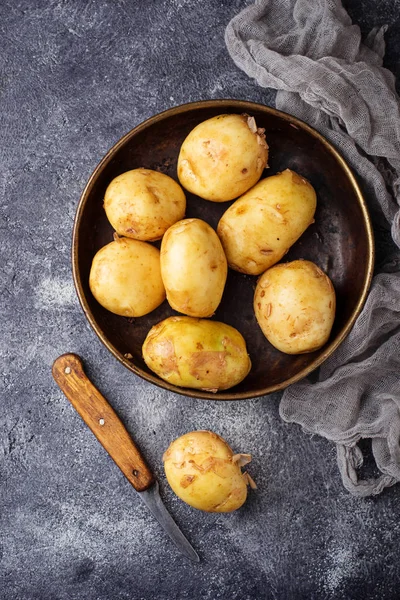 Surowego ziemniaka w koszyku — Zdjęcie stockowe