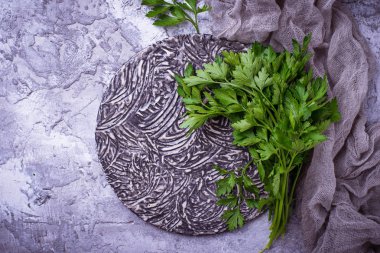 Gri beton zemin üzerine taze maydanoz