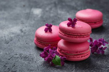 Pembe macaroons ve leylak.