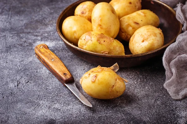 Batata crua em cesto — Fotografia de Stock