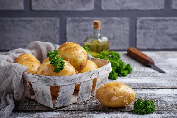Сырой картофель в корзине — стоковое фото