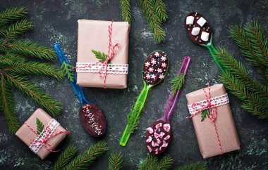 Kaşık çikolata ile. Noel hediyesi