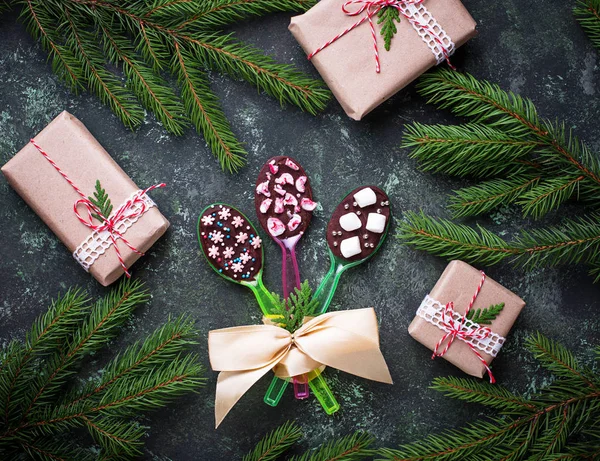 Cucharas con chocolate. Regalo de Navidad — Foto de Stock