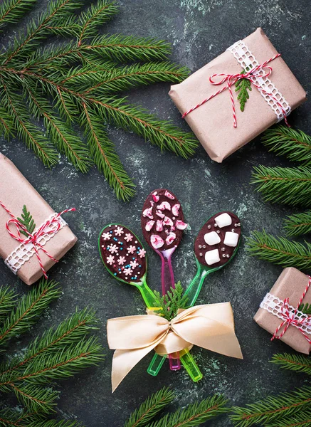 Cucharas con chocolate. Regalo de Navidad — Foto de Stock