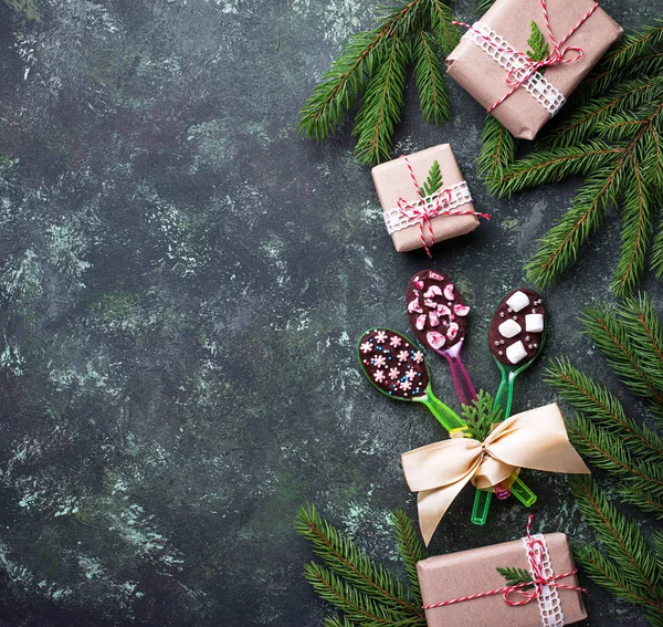 Κουτάλια με τη σοκολάτα. Χριστουγεννιάτικο δώρο — Φωτογραφία Αρχείου