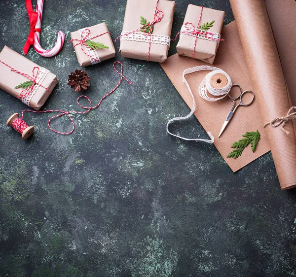 Proceso de embalaje de cajas con regalos de Navidad — Foto de Stock