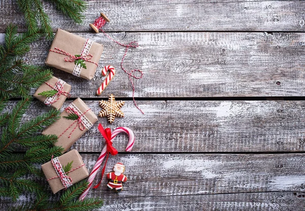 Рождественский фон с подарочными коробками и пряничным печеньем — стоковое фото
