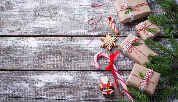 Fondo de Navidad con cajas de regalo y galletas de jengibre — Foto de Stock