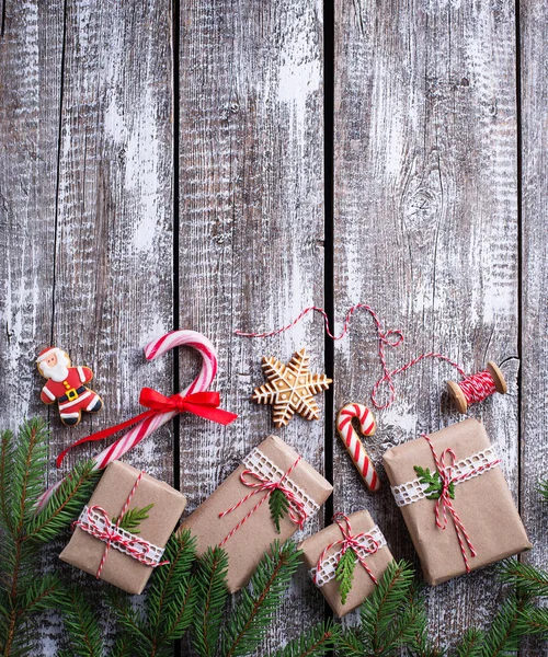 Рождественский фон с подарочными коробками и пряничным печеньем — стоковое фото