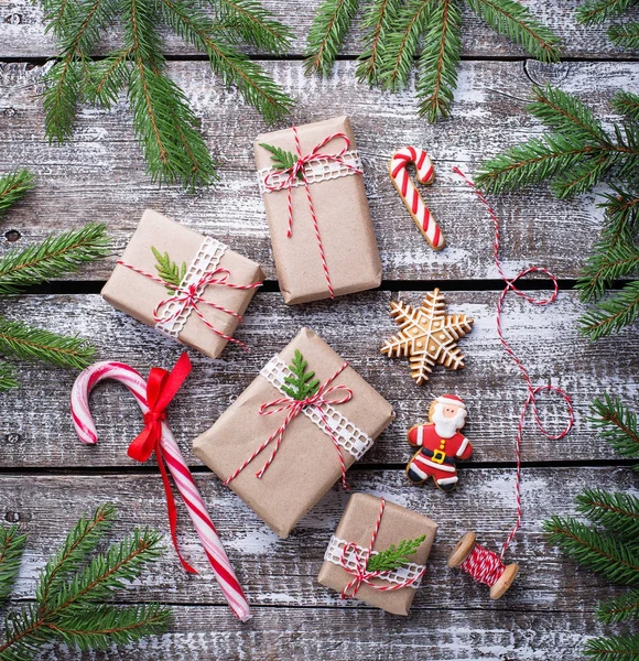 Kerstmis achtergrond geschenkdozen en gingerbread koekjes — Stockfoto