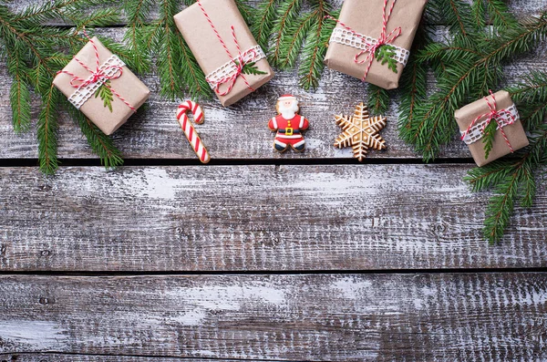 Fondo de Navidad con cajas de regalo y galletas de jengibre — Foto de Stock