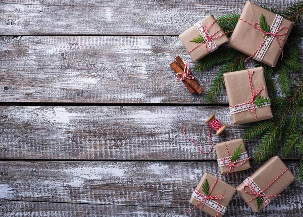 Noel hediye kutuları kağıtta. — Stok fotoğraf