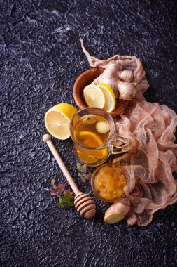 Zencefil, limon, nane ve bal ile sıcak çay