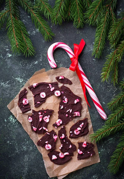 Weihnachten Pfefferminzschokolade Rinde mit Zuckerrohrchips. — Stockfoto