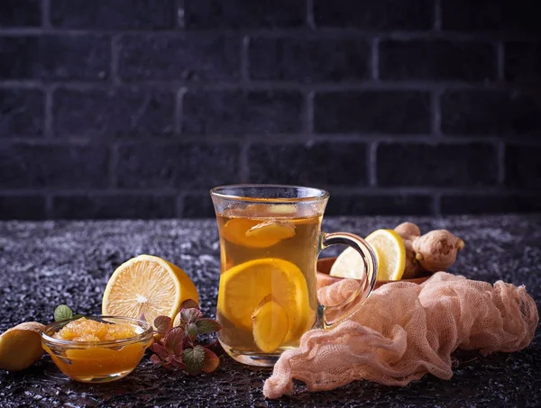 Горячий чай с имбирем, лимоном, мятой и медом — стоковое фото
