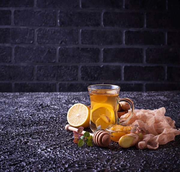 생강, 레몬, 박하, 꿀와 따뜻한 차 — 스톡 사진