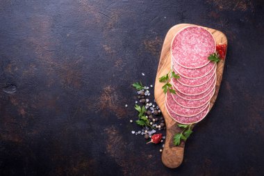 İtalyan salam sosis ahşap tahta üzerinde.