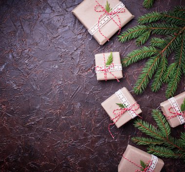 Noel hediye kutuları kağıtta.