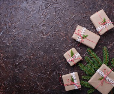 Noel hediye kutuları kağıtta.