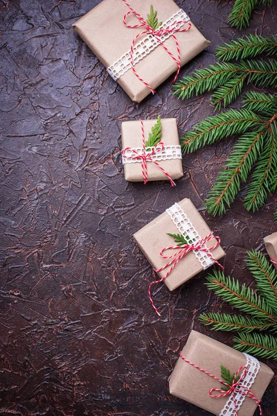 Cajas de regalo de Navidad en papel artesanal — Foto de Stock