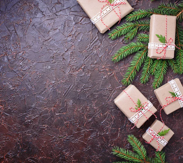 Noel hediye kutuları kağıtta. — Stok fotoğraf
