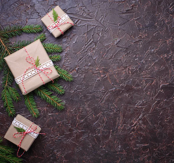 Cajas de regalo de Navidad en papel artesanal — Foto de Stock