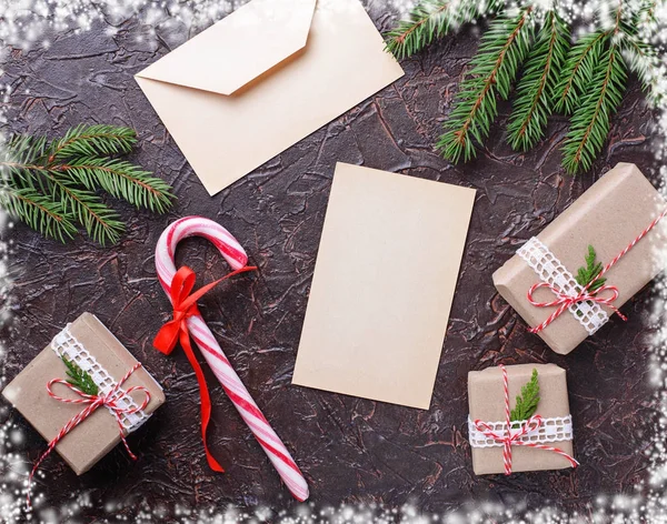 Cajas de regalo, bastón de caramelo y carta . — Foto de Stock