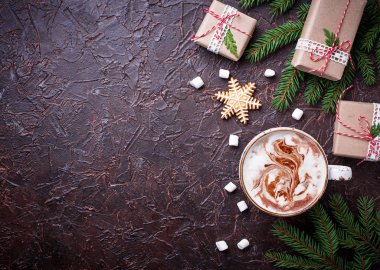 Noel arka plan ile latte ve hediye kutuları