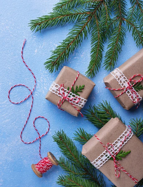 Noel hediye kutuları ve soyulmuş iplik — Stok fotoğraf