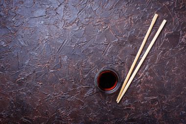 Soya sosu ve suşi yemek çubukları