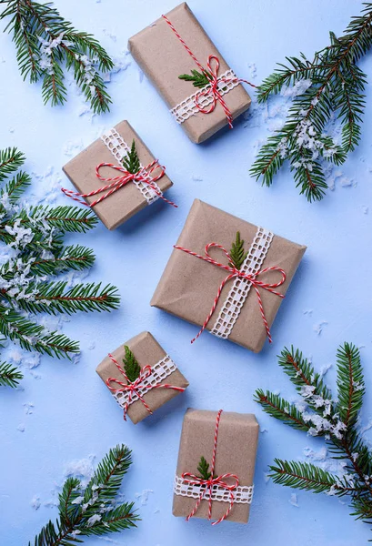 Χριστουγεννιάτικα κουτιά δώρου σε χαρτί χειροτεχνίας — Φωτογραφία Αρχείου