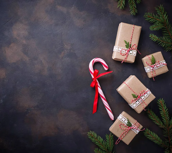 Cajas de regalo de Navidad y bastón de dulces . — Foto de Stock