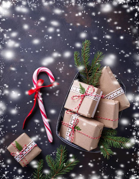Cajas de regalo de Navidad y bastón de dulces . — Foto de Stock