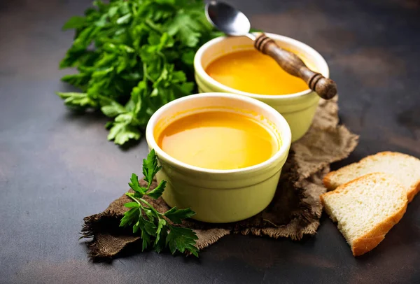 Чашки горячего вегетарианского супа из чечевицы — стоковое фото