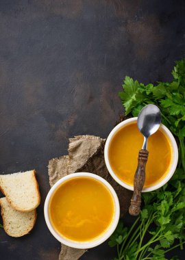 Tabak sıcak vejetaryen kırmızı mercimek çorbası