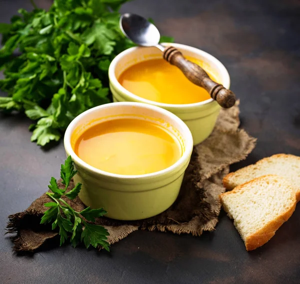 Чашки горячего вегетарианского супа из чечевицы — стоковое фото