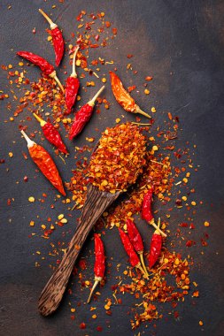 Paslı arka plan üzerinde kırmızı sıcak biber